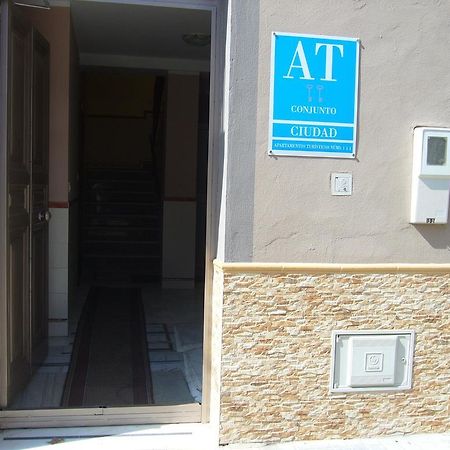 Apartamentos Alamare Seville Room photo
