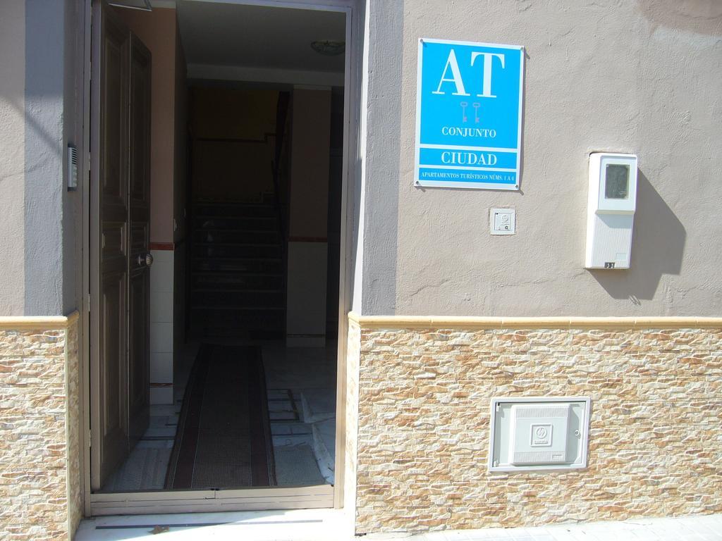 Apartamentos Alamare Seville Room photo