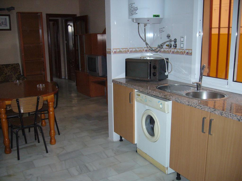 Apartamentos Alamare Seville Room photo